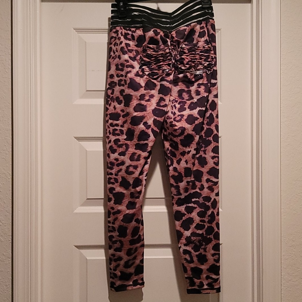 Animal print leggings with pockets
